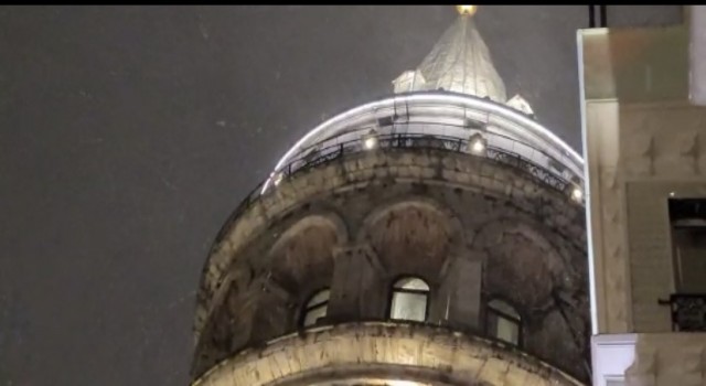 Galata Kulesinin korkulukları şiddetli rüzgar nedeniyle koptu