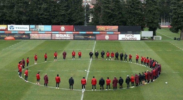 Galatasaraydan depremde hayatını kaybedenler için saygı duruşu