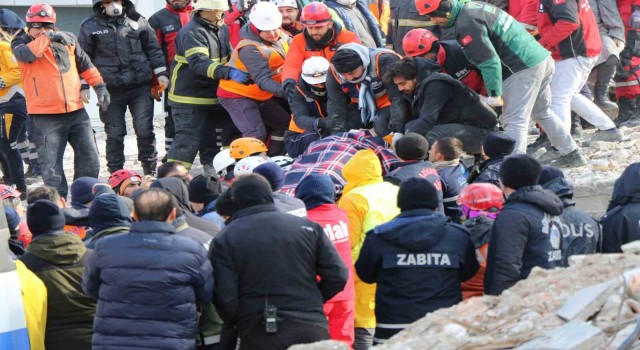 Gaziantepte 34 saat sonra enkaz altından 2 kız kardeş sağ çıkarıldı