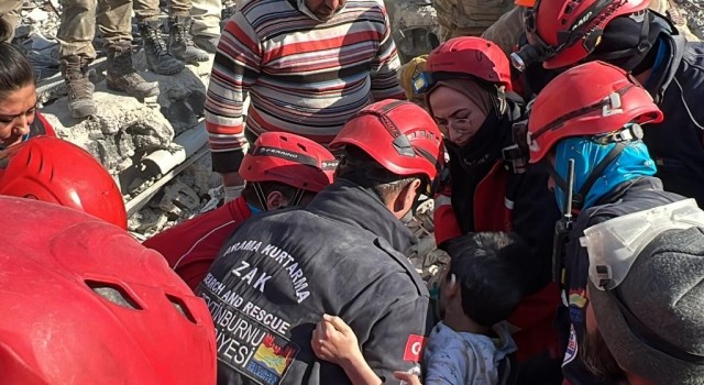Gaziantepte 9 yaşındaki Semih depremin 156. saatinde sağ olarak kurtarıldı