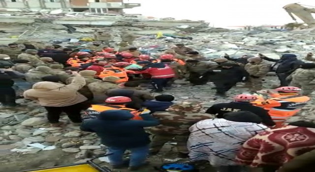 Gaziantepte bir kadın depremden 99 saat sonra enkazdan sağ olarak çıkartıldı