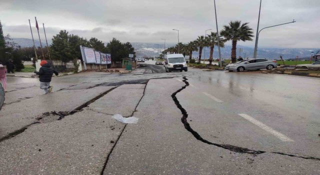 Gaziantepte deprem sonrası hastanesi bahçesi ve yoldaki asfalt böyle ayrıldı