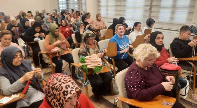 Gaziosmanpaşada onlarca kadın depremzedeler için kışlık kıyafet hazırlıyor