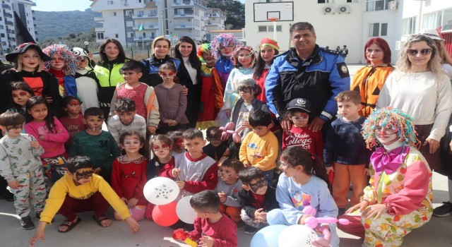 Gazipaşada depremzede çocuklara palyaço gösterisi
