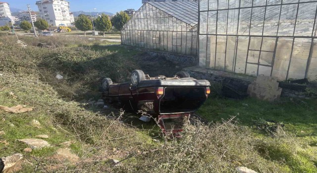Gazipaşada kontrolden çıkan otomobil şarampole uçtu: 2 yaralı