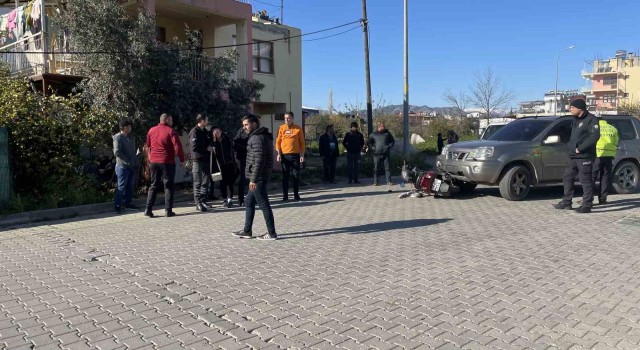 Gazipaşada motosikletle otomobil çarpıştı: 1 yaralı