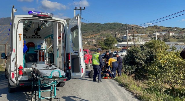 Gazipaşada motosikletle otomobilin çarpıştığı kazada araçlar alev aldı: 1 yaralı