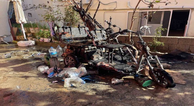 Gazipaşada yanan elektrikli motosikletler küle döndü