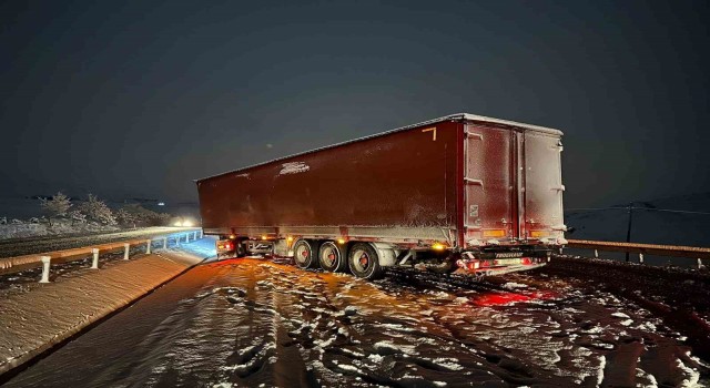 Gece saatlerinde etkili olan kar yağışı trafikte olumsuzluklara neden oldu