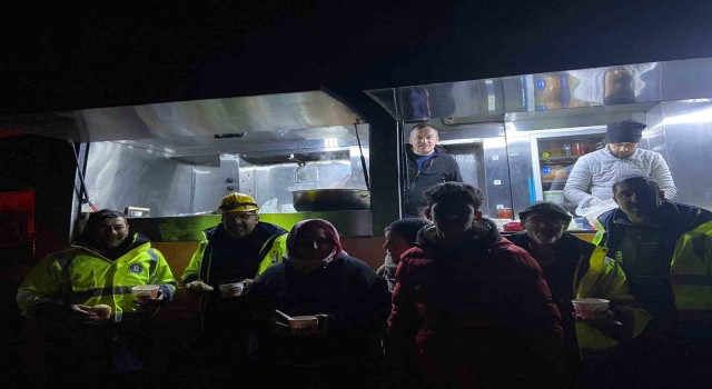 Gedizden deprem bölgesine gönderilen mobil tarhana aracı hizmete başladı