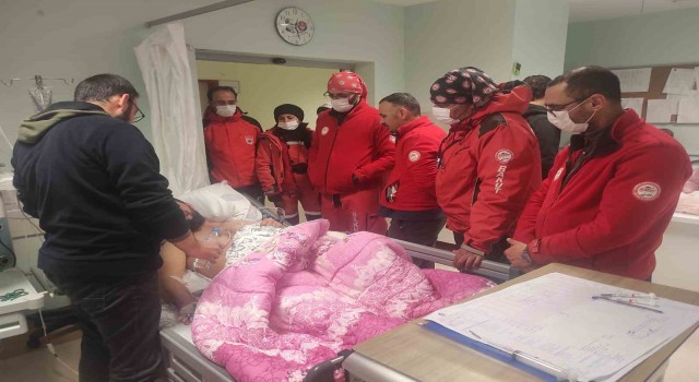 Genç anne 7 aylık bebeğini 4 gün enkaz altında emzirdi, 5inci gün tükürükle, o da kalmayınca kolunu kesip kendi kanıyla besledi