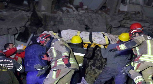 Genç anne enkazdan 111 saat sonra kurtarıldı, 7 aylık bebeği hayatını kaybetti