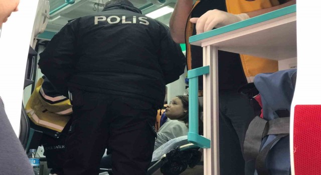 Genç kız 3 kadın tarafından sokak ortasında darp edildi