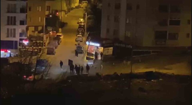 Gençlerin tekmeli yumruklu kavgası amatör kamerada