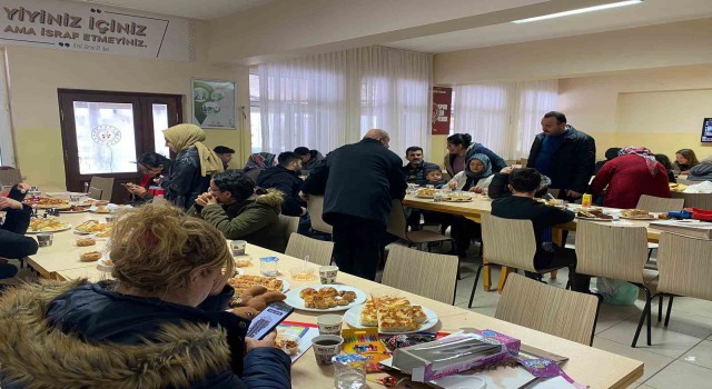 Gençlik merkezi personeli depremzede çocuklarla vakit geçiriyor
