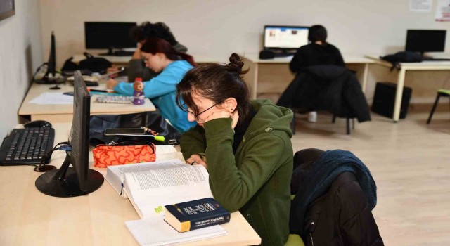 Gençlik merkezleri uzaktan eğitim döneminde de gençlerin yanında
