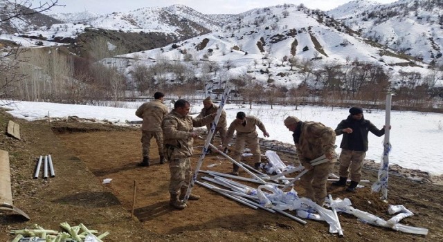 Gençte evleri hasar gören vatandaşlar için çadır kuruldu