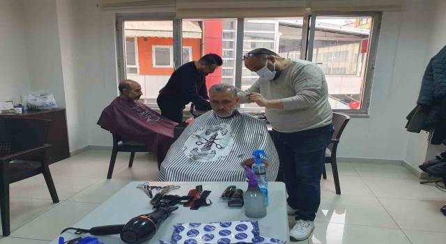 Giresunda berber ve kuaförler depremzedelere ücretsiz hizmet veriyor