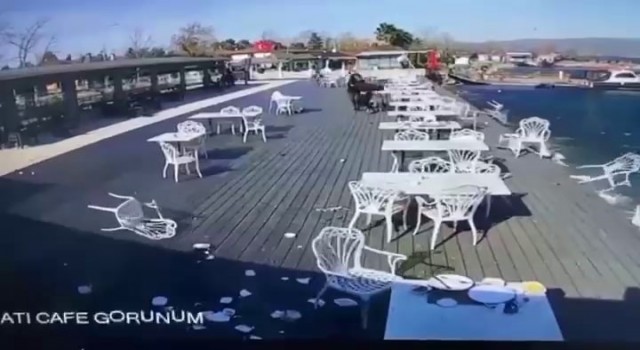 Göl kenarında korku dolu anlar: Rüzgar ortalığı savaş alanına çevirdi