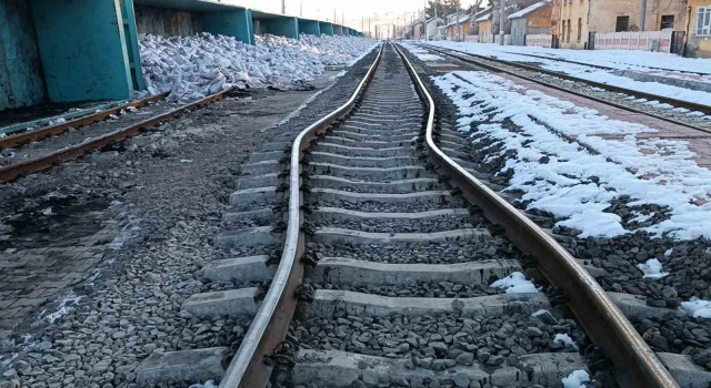 Gölbaşında deprem tren raylarını büktü