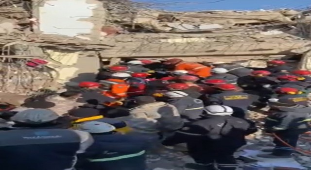 Gölcük Tersane Komutanlığı personeli iki genci enkazdan sağ çıkardı