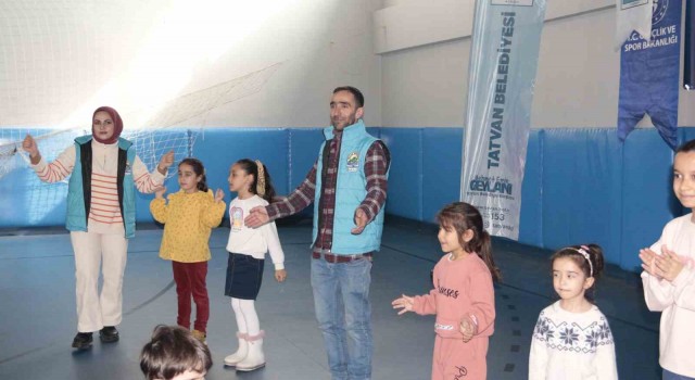 Gönüllü gençler depremzede çocuklar gülsün diye çabalıyor