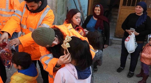 Gönüllülerden depremzede çocuklara sıcak dokunuş
