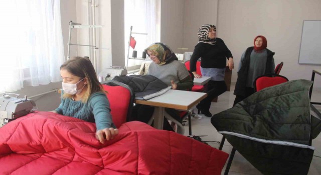 Görele Halk Eğitimi Merkezi depremzedelere uyku tulumu dikiyor