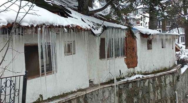 Göynükte 1 metreye yakın buz sarkıtları oluştu
