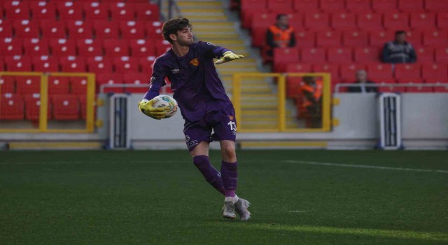 Göztepenin 2002 doğumlu kalecisi Arda Özçimen güven veriyor