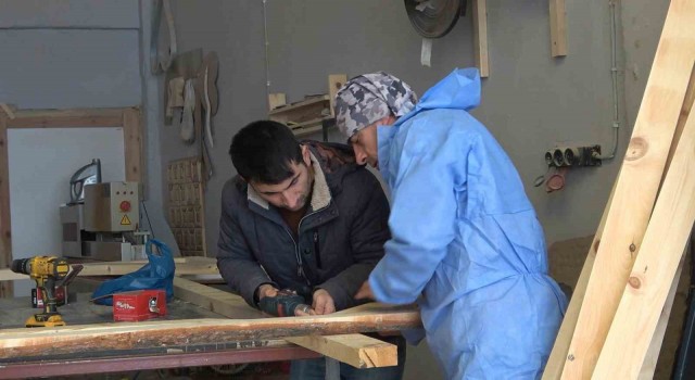 Gümüşhanede üretilen ahşap prefabrik evler deprem bölgesine gönderilecek