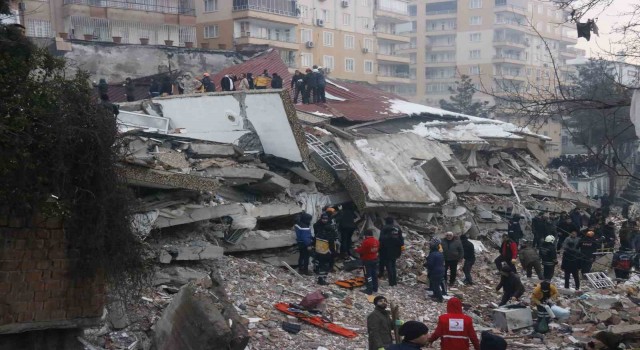 Gün ağardı, 7 katlı apartmanın enkazı ortaya çıktı