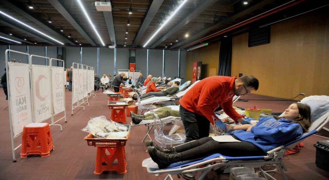 Gün birlik günü: 3 günde 2 bin 545 kişi kan verdi