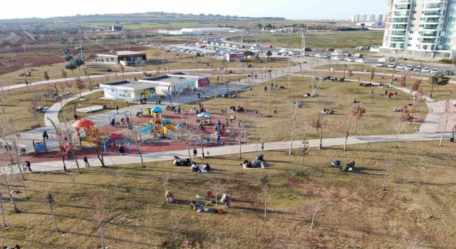 Güneşli havayı gören vatandaşlar parkalara akın etti