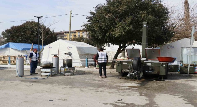 Gurbetçi mobil mutfakla bin 500 kişiye yemek çıkarıyor