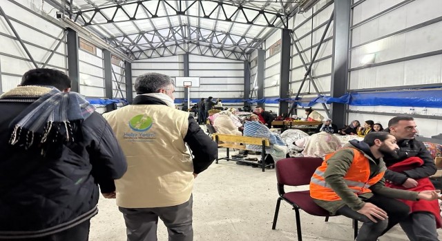 Gurbetçiler, Türkiyedeki depremzedeler için sahada