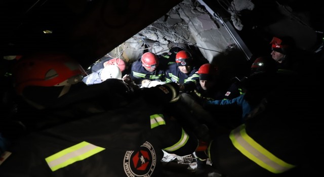 Gürcistanlı ekip, Adıyamanda genç kadını enkaz altından çıkardı