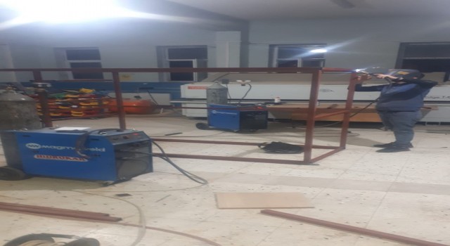 Güroymakta depremzedeler için mobil tuvaletler üretiliyor