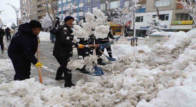 Hakkari Belediyesi kar küreme timi iş başında