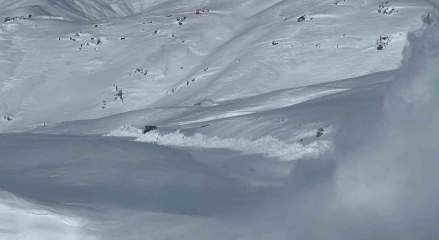 Hakkaride 113 iş makinesiyle yollar tek tek açıldı