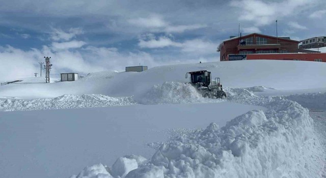 Hakkaride 15 köy ve 50 mezra yolu kapandı