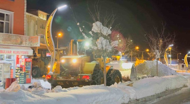 Hakkaride karla mücadele çalışması sürüyor