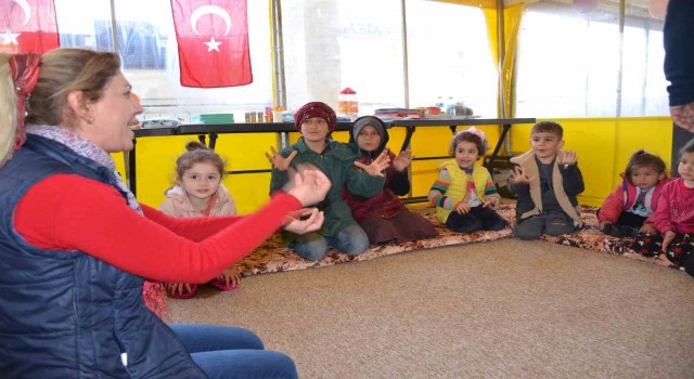 Hakkariden depremzedeler için kitap ve oyuncak etkinliği