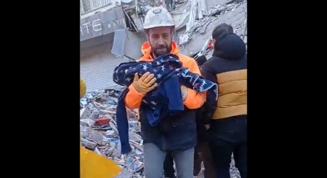 Hakkariden giden ekipler biri bebek 9 kişiyi sağ kurtardı