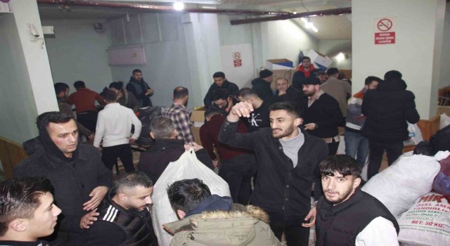 Hakkarili gençlerden depremzedelere için yardım kampanyası