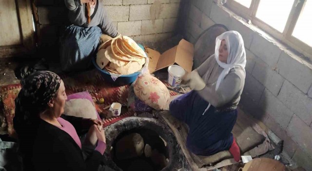 Hakkarili kadınlar deprem bölgesi için tandır başından ayrılmıyor