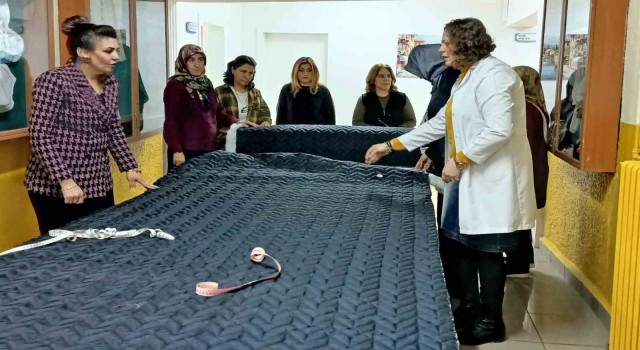 Halk Eğitim Merkezi depremzedeler için uyku tulumu üretiyor