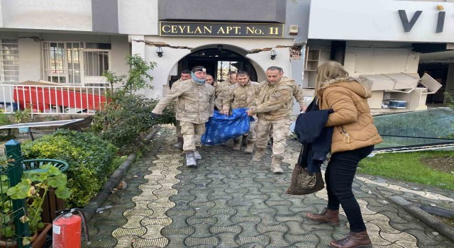 Hasar gören binada mahsur kalan yaşlı çifti askerler kurtardı