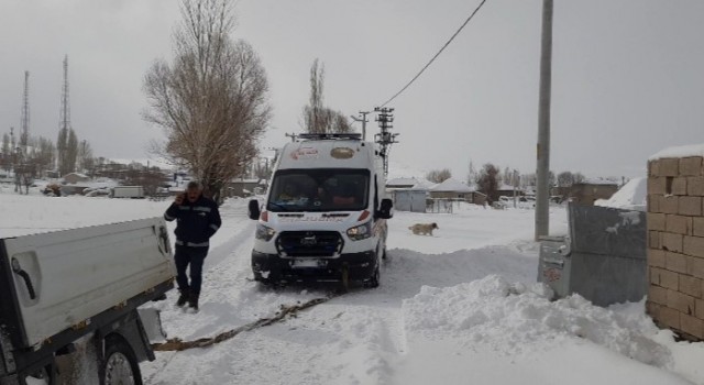 Hasta almaya giden ambulans kara saplandı