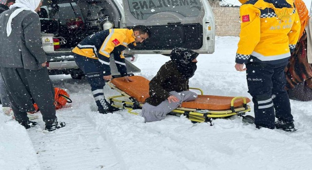 Hastalara paletli ambulanslarla müdahale ediliyor